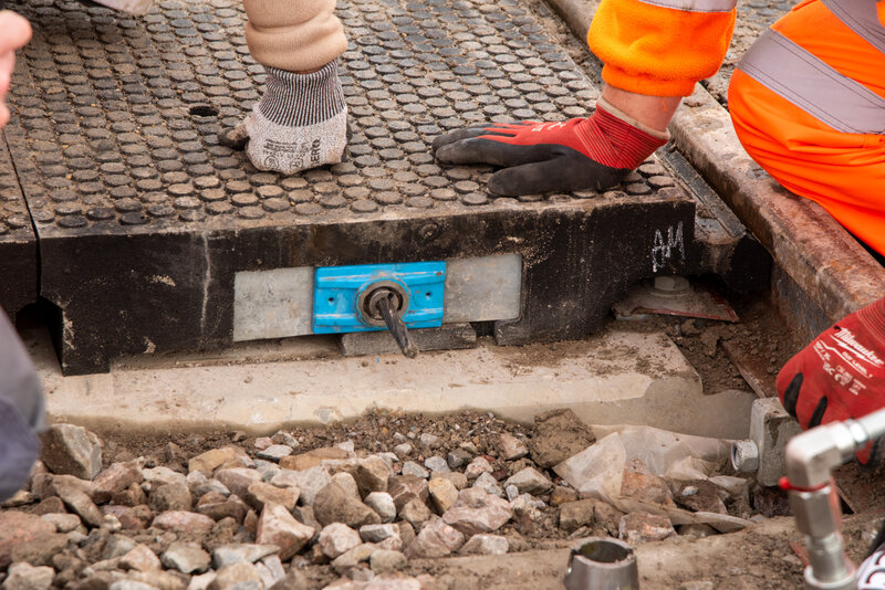 Installing end anchorage components on the strand